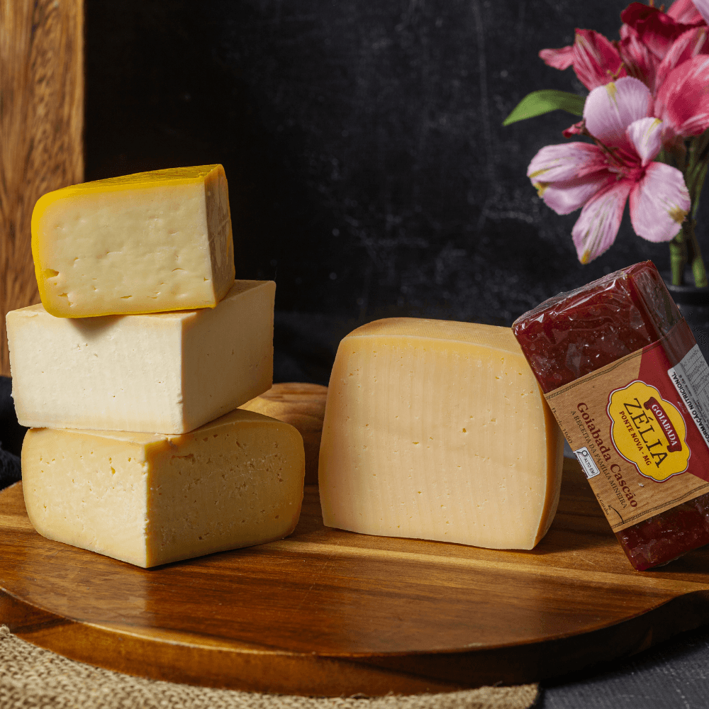 Presente na Caixa Com 4 Queijos Meia Cura + Goiabada De Brinde