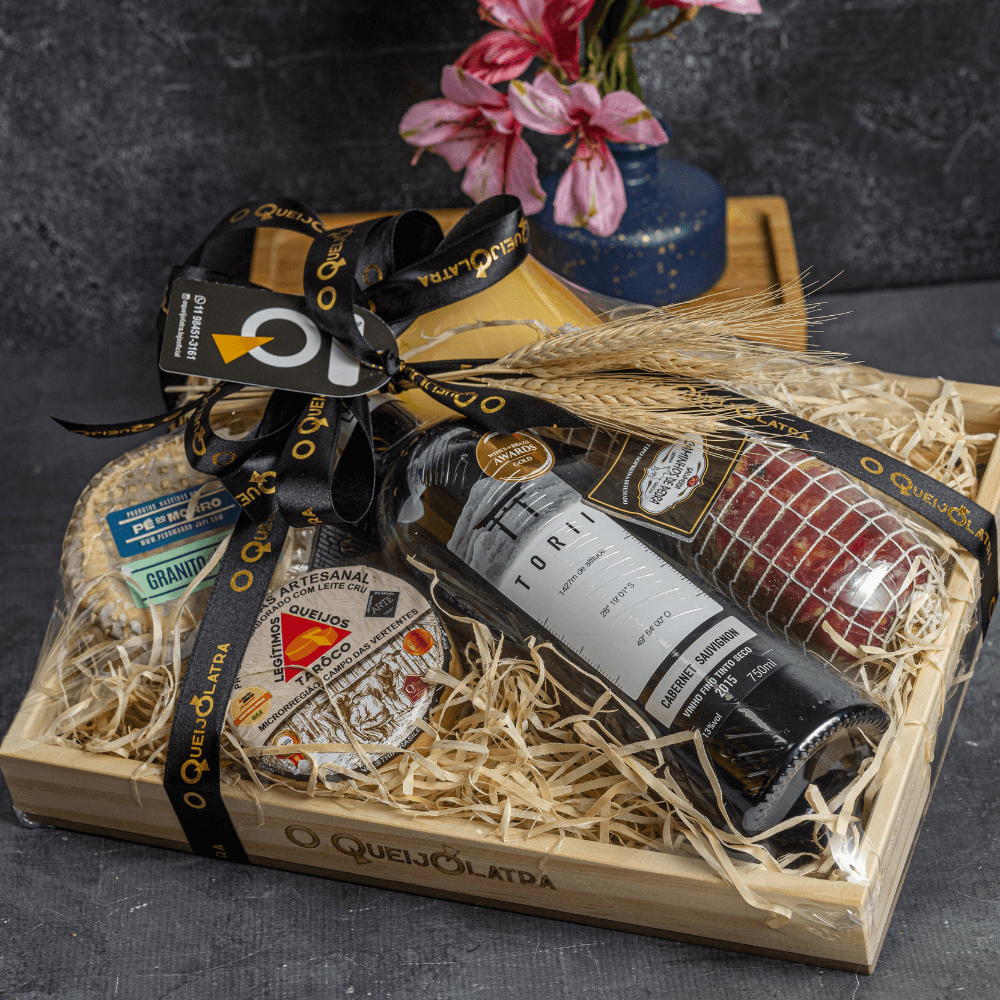 Cesta de Presente - 3 Queijos Artesanais + Charcutaria + Segredo do Enólogo