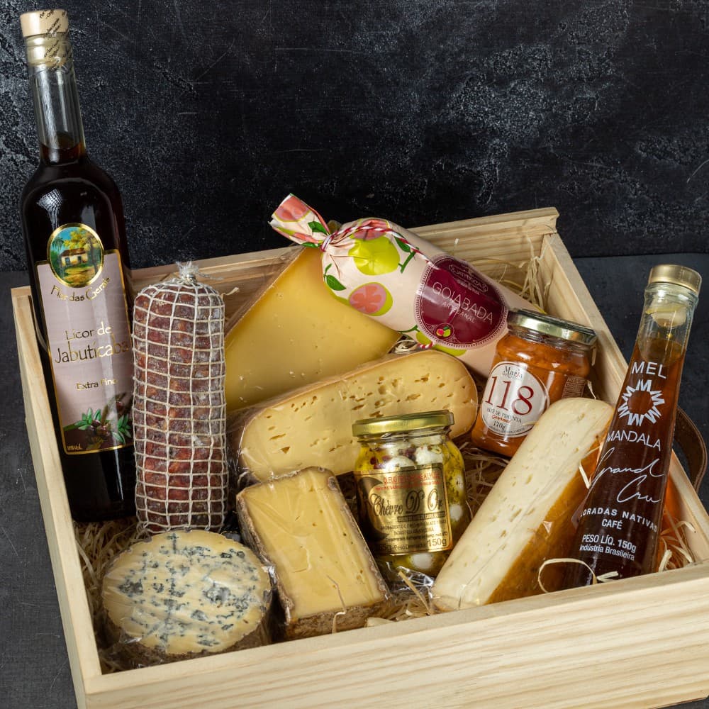 Cesta de Presente - 6 Queijos Artesanais + Licor + Charcutaria + Antepasto + Mel Especial + Goiabada
