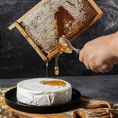 Brie 600g + Favo de Mel 400g