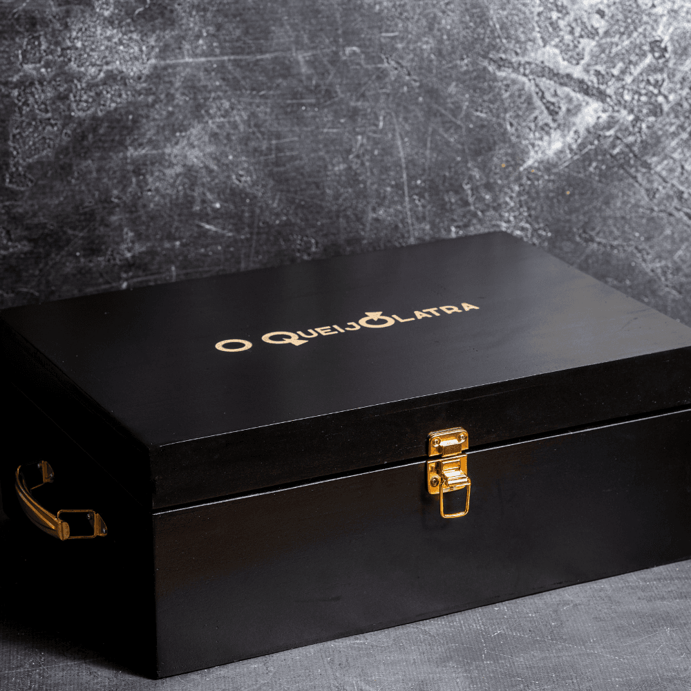 Cesta de Presente - Caixa Preta Especial de Queijos - Menu Degustação 10 melhores queijos + Mel Cremoso + Geléia + Antepasto + Grissini thumbnail 2