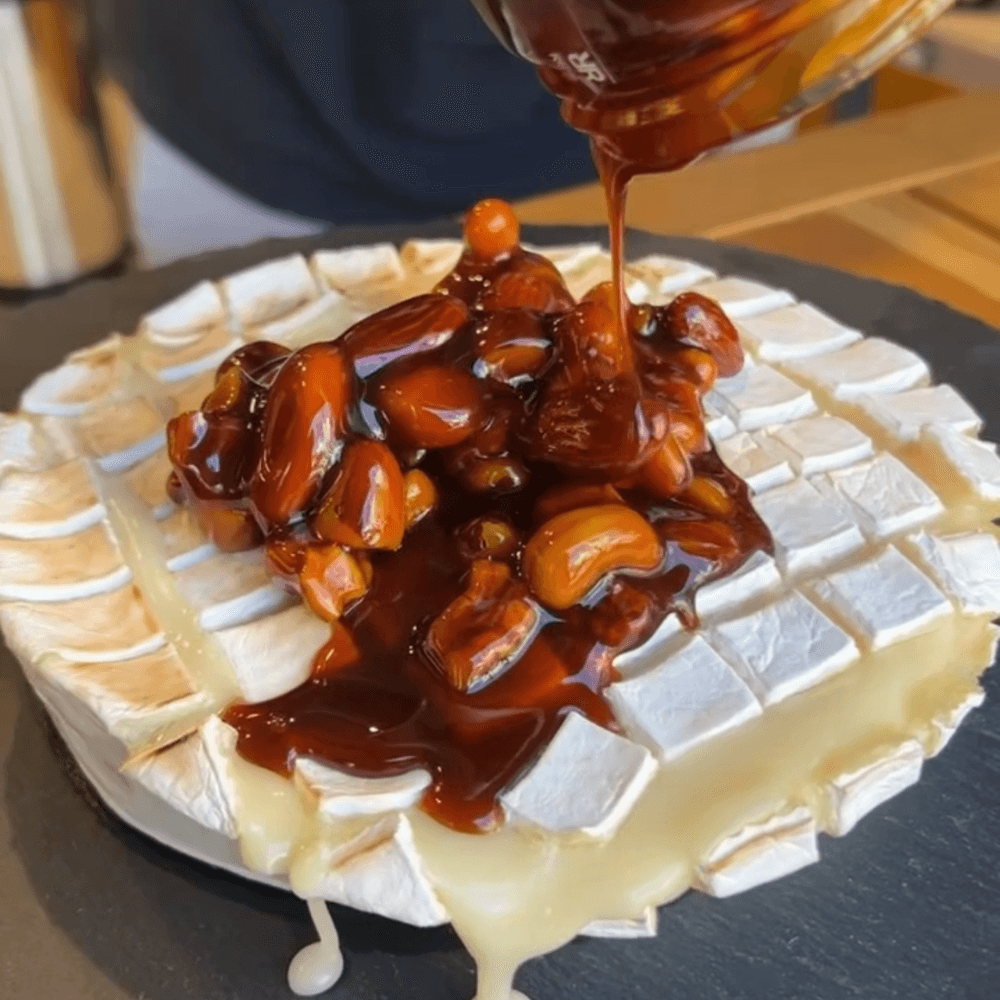 Queijo Brie Redondo 600g + Nuts de Caramelo 350g