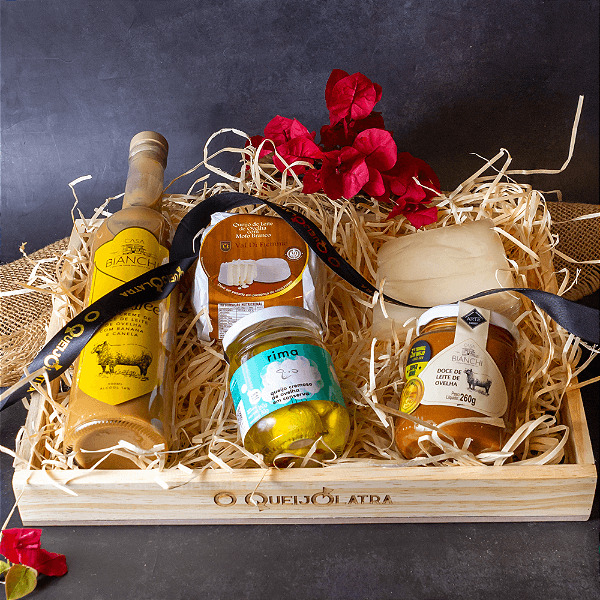 Cesta de Presente Especial – Tábua de Queijos de Ovelha + Licor + Doce de Leite